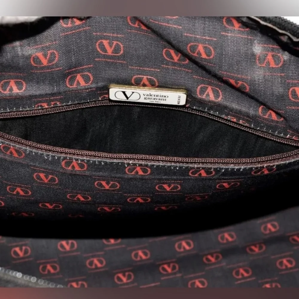 Valentino Garavani: Black Leather Boston Bag - Picture 10 of 12